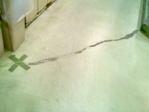 工場のコンクリート床破損補修前