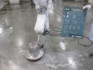 コンクリート床面の清掃作業
